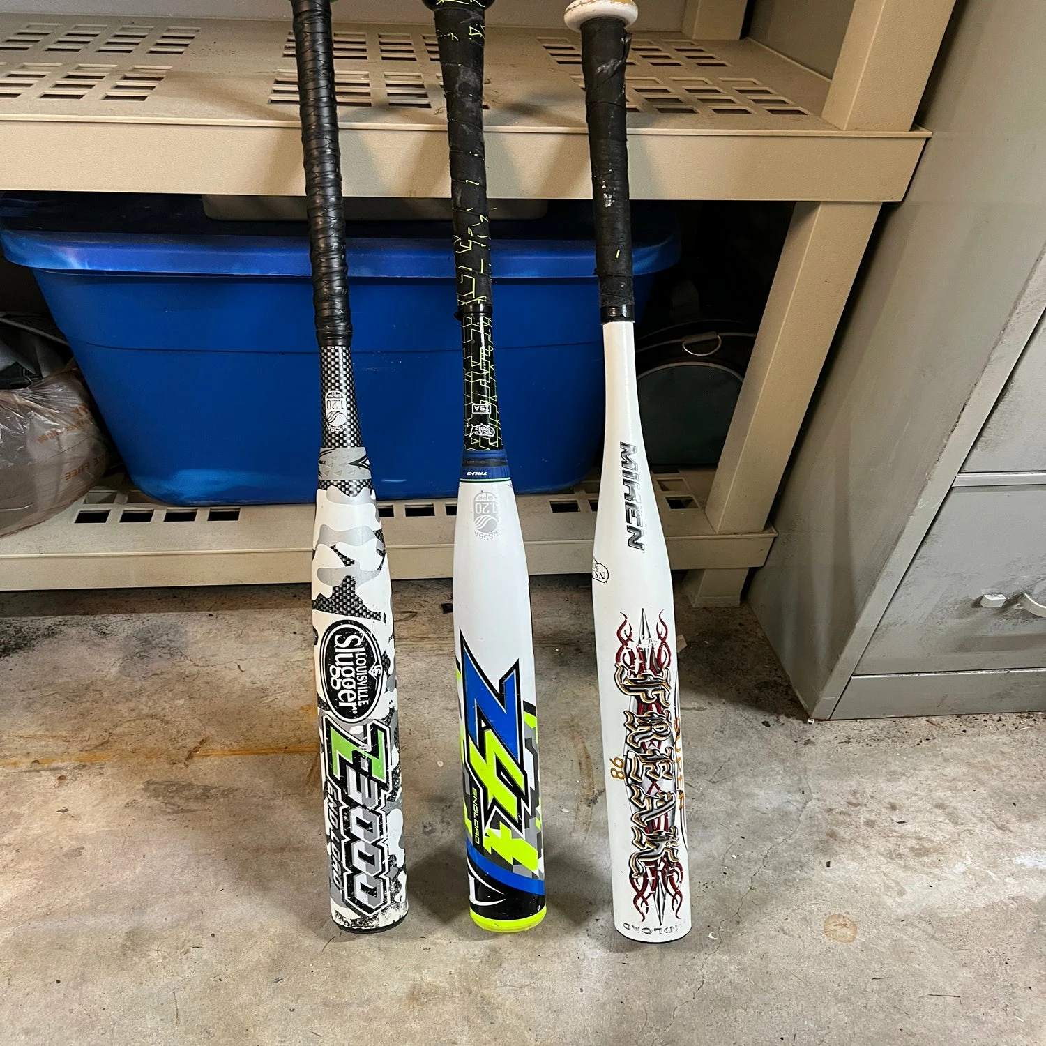 LOUISVILLE SLUGGER Hot Softball Bats Z3000, Z4, Super Freak 98 1 LOUISVILLE SLUGGER Hot Softball Bats Z3000, Z4, Super Freak 98